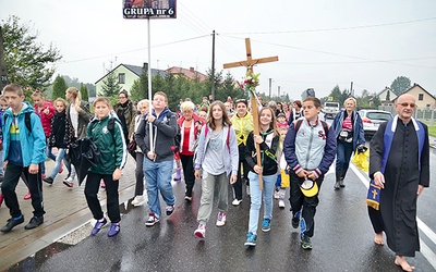  Na pątniczy szlak wyruszyło około pół tysiąca uczniów z dekanatu koneckiego