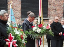 Bp Roman Pindel modlił się w miejscu męczeństwa o. Kolbego w byłym KL Auschwitz