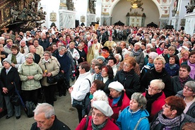  W tym roku różańcowa pielgrzymka wypełniła bardzką bazylikę niemal do ostatniego miejsca. Organizatorzy nie wykluczają, że za rok spotkanie odbędzie się przed sanktuarium