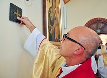 W namaszczaniu ścian kościoła  pomagali biskupowi proboszcz (na zdjęciu) oraz dziekan dekanatu Słupsk Zachód