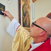 W namaszczaniu ścian kościoła  pomagali biskupowi proboszcz (na zdjęciu) oraz dziekan dekanatu Słupsk Zachód
