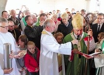  Kamień węgielny złożono w fundamentach wieży kościoła, w miejscu, gdzie będzie kaplica nieustannej adoracji Najświętszego Sakramentu