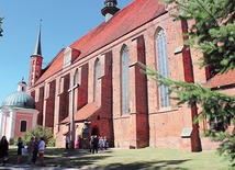 Katedra we Fromborku z widoczną kaplicą Szembeka