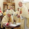  Bp Andrzej Jeż podpisał akt erekcyjny i wmurował kamień węgielny kościoła  pw. MB Królowej Polski w Stróżach, wyjęty z fundamentów klasztoru na Jasnej Górze