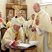  Bp Andrzej Jeż podpisał akt erekcyjny i wmurował kamień węgielny kościoła  pw. MB Królowej Polski w Stróżach, wyjęty z fundamentów klasztoru na Jasnej Górze