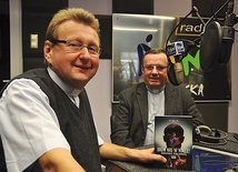  Ks. Krzysztof Orzeł (z lewej) i ks. Stefan Irla (z prawej) w studiu radiowym RDN Małopolska