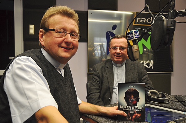  Ks. Krzysztof Orzeł (z lewej) i ks. Stefan Irla (z prawej) w studiu radiowym RDN Małopolska