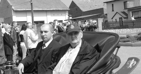 Ks. Andrzej Zocłoński (z prawej) w bryczce podczas wielkanocnej procesji konnej w Bieńkowicach