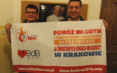 Księża Jarosław Grabka (z lewej) i Michał Machnio zachęcają młodych do włączenia się w akcję