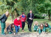 Żonkile z wolontariuszkami sadzą (w środku od prawej): Paweł Frankowicz, dyrektor ZSAiGŻ, koordynatorka akcji Iwona Stępniewska i ks. Robert Kowalski, wicedyrektor diecezjalnej Caritas