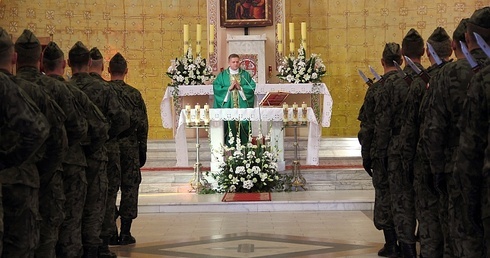 Msza św. w kościele parafii św. Wawrzyńca z udziałem żołnierzy 