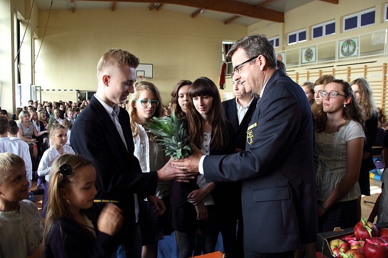 Dyrektor Przemysław Jabłoński wręcza przedstawicielom klas anansy