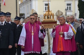 Procesja z relikwiami bł. Wincentego 