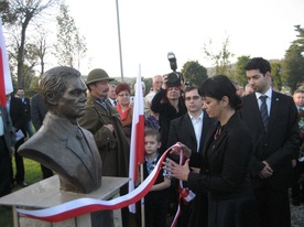 Odsłonięto pomnik Janusza Kurtyki