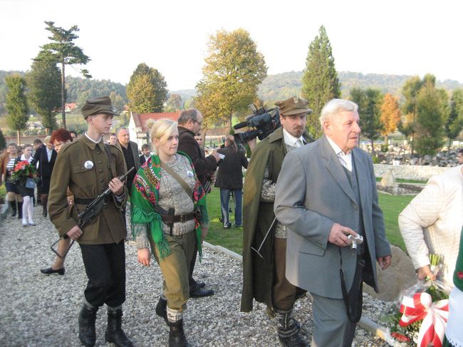 Pomnik Janusza Kurtyki w Morawicy