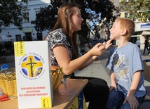 Malowanie twarzy przez stypendystki, to jedna z ulubionych atrakcji maluchów na festynie rodzinnym w Dniu Papieskim