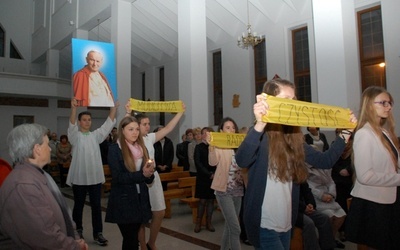 Młodzi procesyjnie wnieśli do prezbiterium obraz z wizerunkiem św. Jana Pawła II