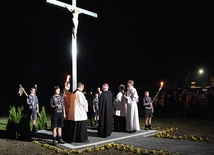 Krzyż i plac pod budowę kościoła poświęcił bp Andrzej F. Dziuba 