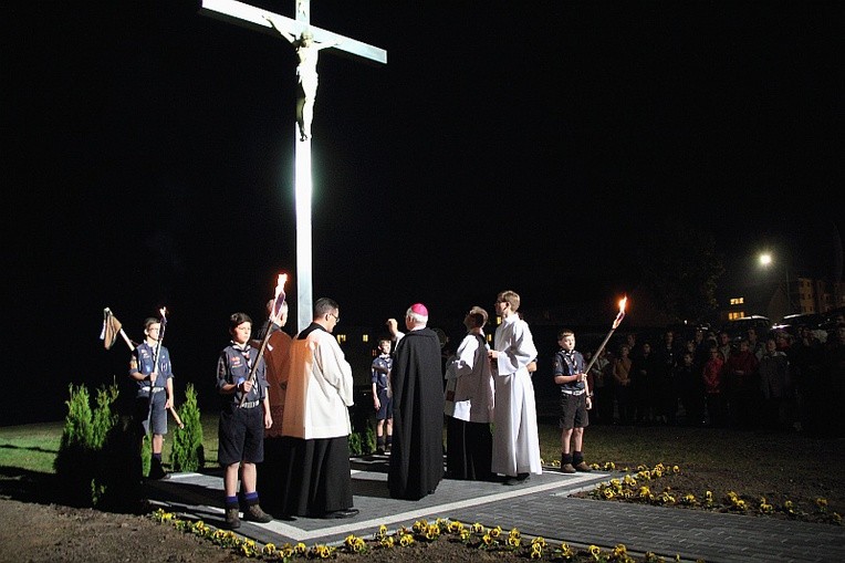 Krzyż i plac pod budowę kościoła poświęcił bp Andrzej F. Dziuba 