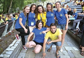 Kasię Bojkowską (z przodu), teraz już w niebieskiej koszulce wolontariusza, dalej można spotkać na zjazdach