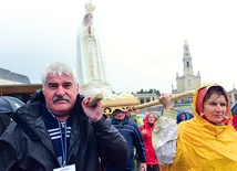  W Fatimie „świdnicka” figura Maryi pokonała na barkach pielgrzymów pierwsze peregrynacyjne kilometry