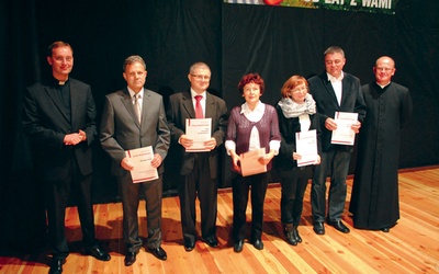  Przyjaciele naszego tygodnika z ks. Markiem Gancarczykiem (z lewej) i ks. Tomaszem Lisem (z prawej)