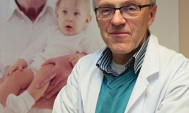 Dr Jarosław Derejczyk jest dyrektorem  szpitala geriatrycznego  im. Jana Pawła II w Katowicach, konsultantem wojewódzkim z geriatrii. 