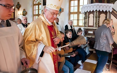  – Od waszej miłości będzie zależało, co stanie się z tym kościołem dalej. Jestem pełen nadziei,  że Bóg będzie mógł w tym miejscu w waszych sercach czynić wielkie rzeczy – mówił mieszkańcom Karścina bp Edward Dajczak