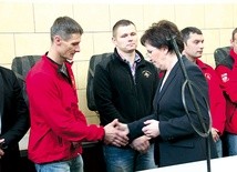  Premier Ewa Kopacz odwiedziła górników przebywających w szpitalach w Siemianowicach Śl. oraz w Sosnowcu i spotkała się z ratownikami, którzy brali udział w akcji 