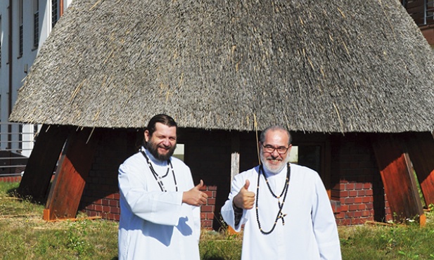 Ojcowie Franciszek Szczurek (z prawej) i Marcin Zaguła, misjonarze Afryki, na tle kaplicy domu zgromadzenia w Natalinie koło Lublina