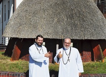 Ojcowie Franciszek Szczurek (z prawej) i Marcin Zaguła, misjonarze Afryki, na tle kaplicy domu zgromadzenia w Natalinie koło Lublina