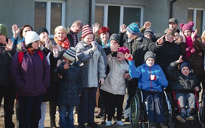 Podopieczni na budowie  Domu Kulejących Aniołów  (marzec 2014)