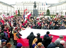  Co roku pod Pałac Prezydencki przyjeżdżają osoby z całej Polski, by uczcić pamięć o tragicznie zmarłych 10 kwietnia 2010 r. 