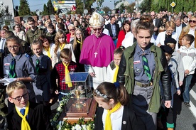 Relikwie św. Jana Pawła II zostały przeniesione w procesji ulicami płockiego Radziwia