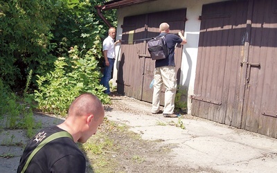 Prace dokumentacyjne na terenie dawnej siedziby UB w Mławie. W głębi prof. Krzysztof Szwagrzyk