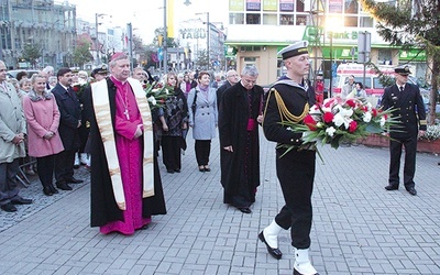 Powyżej: Na zakończenie uroczystości  pod pomnikiem Jana Pawła II  złożono wieńce i kwiaty