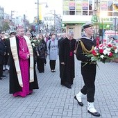 Powyżej: Na zakończenie uroczystości  pod pomnikiem Jana Pawła II  złożono wieńce i kwiaty