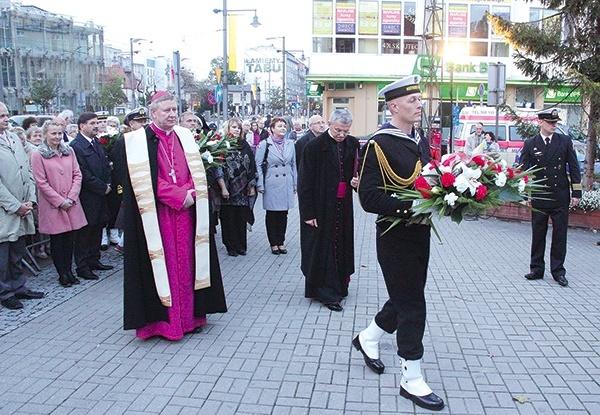 Powyżej: Na zakończenie uroczystości  pod pomnikiem Jana Pawła II  złożono wieńce i kwiaty