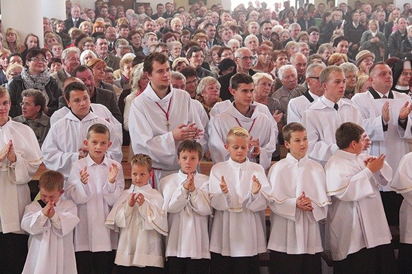  Na zakończenie parafianie podziękowali swojemu proboszczowi gromkimi brawami