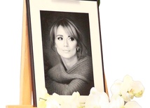  Fotografię Anny Przybylskiej towarzyszącą wyłożonej księdze  kondolencyjnej wybrały jej dzieci