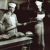  Klerycy pieką chleb w seminaryjnej kuchni