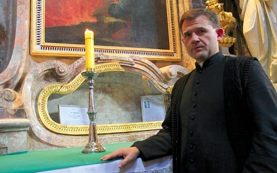 – Młodzi ludzie często modlili się przy ołtarzu, gdzie stały relikwie – mówi ks. Rafał Wyleżoł