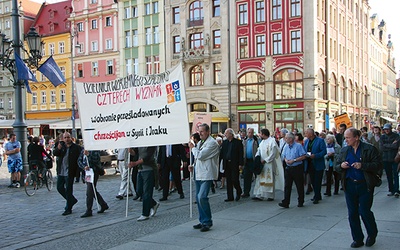 Podczas marszu i modlitwy obok siebie stanęli ludzie modlący się na co dzień w synagodze czy meczecie, w kościele czy cerkwi