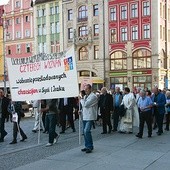 Podczas marszu i modlitwy obok siebie stanęli ludzie modlący się na co dzień w synagodze czy meczecie, w kościele czy cerkwi