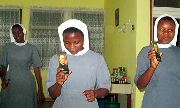 W ramach trwającego Roku Schneiderowskiego w klasztorach marianek na całym świecie odbywały się spotkania i prelekcje na temat założyciela zgromadzenia. Na zdjęciu siostry w Tanzanii