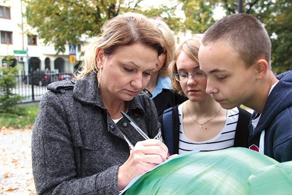  Uczestnicy musieli wykazać się znajomością życiorysu św. Jana Pawła II  i udzielić odpowiedzi na pytania zadawane przez osoby związane z papieżem