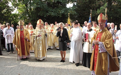 Powyżej: Uroczystości wpisały się w obchody XIV Dnia Papieskiego. Na zdjęciu: odsłonięcie tablicy upamiętniającej jubileusz