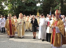 Powyżej: Uroczystości wpisały się w obchody XIV Dnia Papieskiego. Na zdjęciu: odsłonięcie tablicy upamiętniającej jubileusz