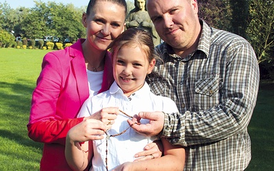  – Zakładajmy róże różańcowe rodziców modlących się za swoje dzieci – zachęcają Anna i Krzysztof Dąbrowscy z córką Agatą