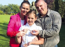  – Zakładajmy róże różańcowe rodziców modlących się za swoje dzieci – zachęcają Anna i Krzysztof Dąbrowscy z córką Agatą